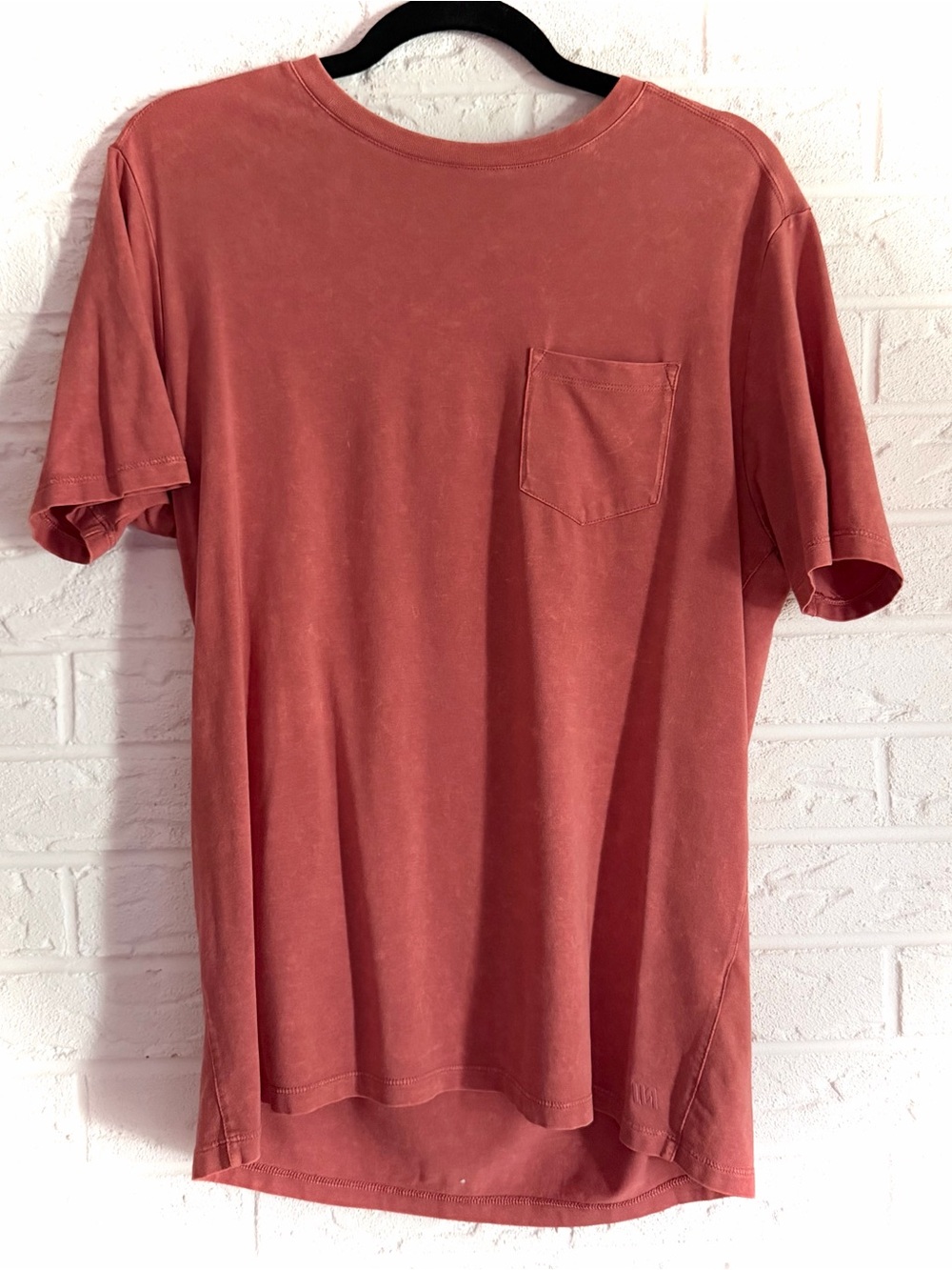 VRST Men's Essential Pocket T-Shirt brick rust Size Medium